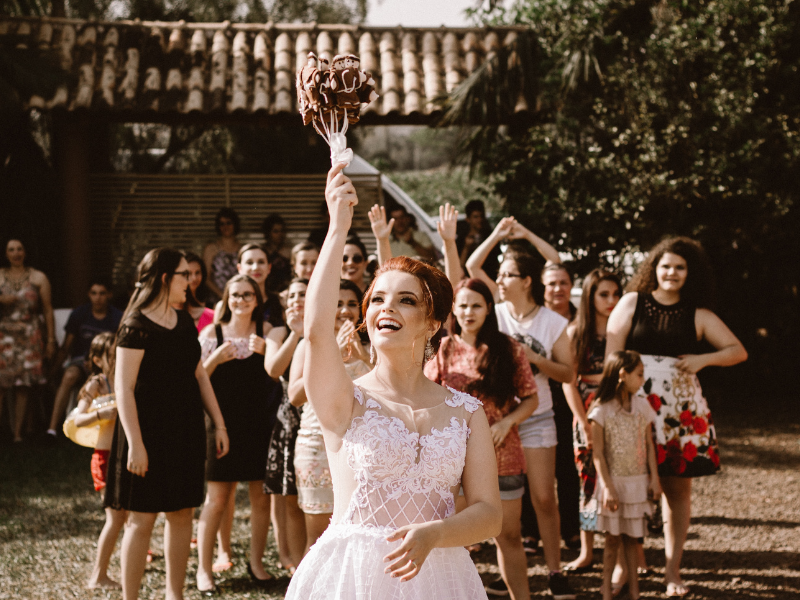 salty view photographe mariage landes pays basque lancer de bouqet
